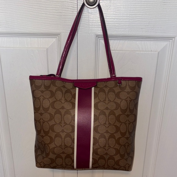 Coach Handbags - Coach leather bag.